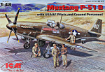 Истребитель Mustang P-51B с пилотами и техниками