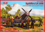 Истребитель Spitfire LF.IXE с летчиками и наземным персоналом