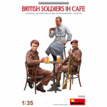 Британские солдаты в кафе