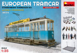 Европейский трамвай с вагоновожатым, кондуктором и пассажирами